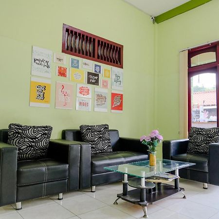 Oyo Life 2508 Alba Suites Homestay Syariah Tulungagung Esterno foto