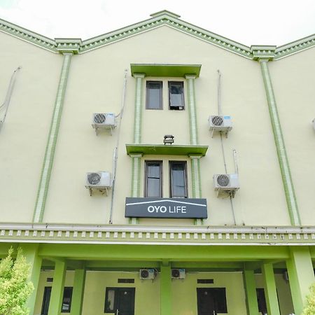 Oyo Life 2508 Alba Suites Homestay Syariah Tulungagung Esterno foto