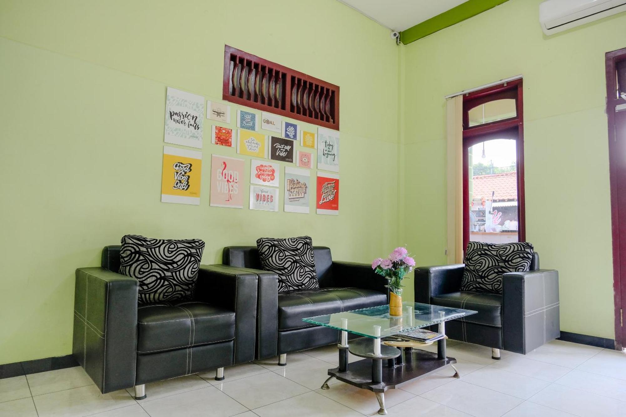 Oyo Life 2508 Alba Suites Homestay Syariah Tulungagung Esterno foto