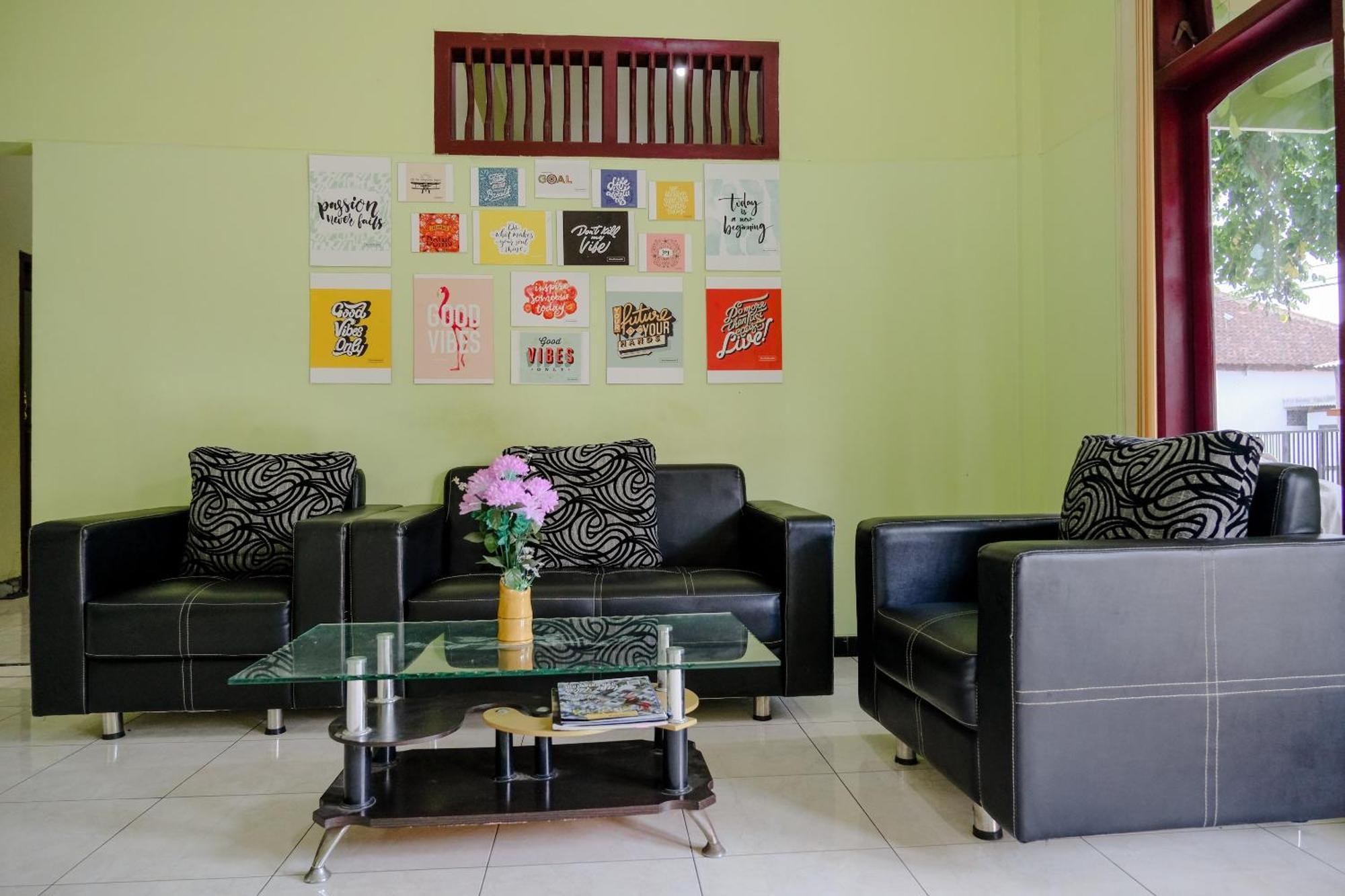 Oyo Life 2508 Alba Suites Homestay Syariah Tulungagung Esterno foto